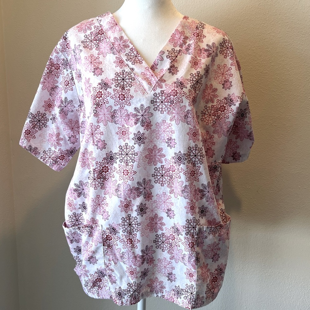 Women’s Medium Butter-Soft Snowflake Print Scrub Top